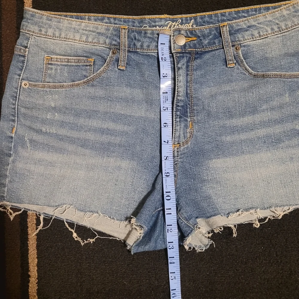 Medium wash high rise shorties - Picture 9 of 10